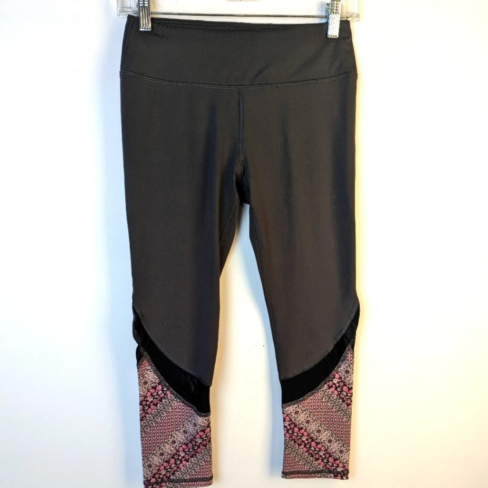 Gaiam Om Mesh Capri Yoga Pants / Small