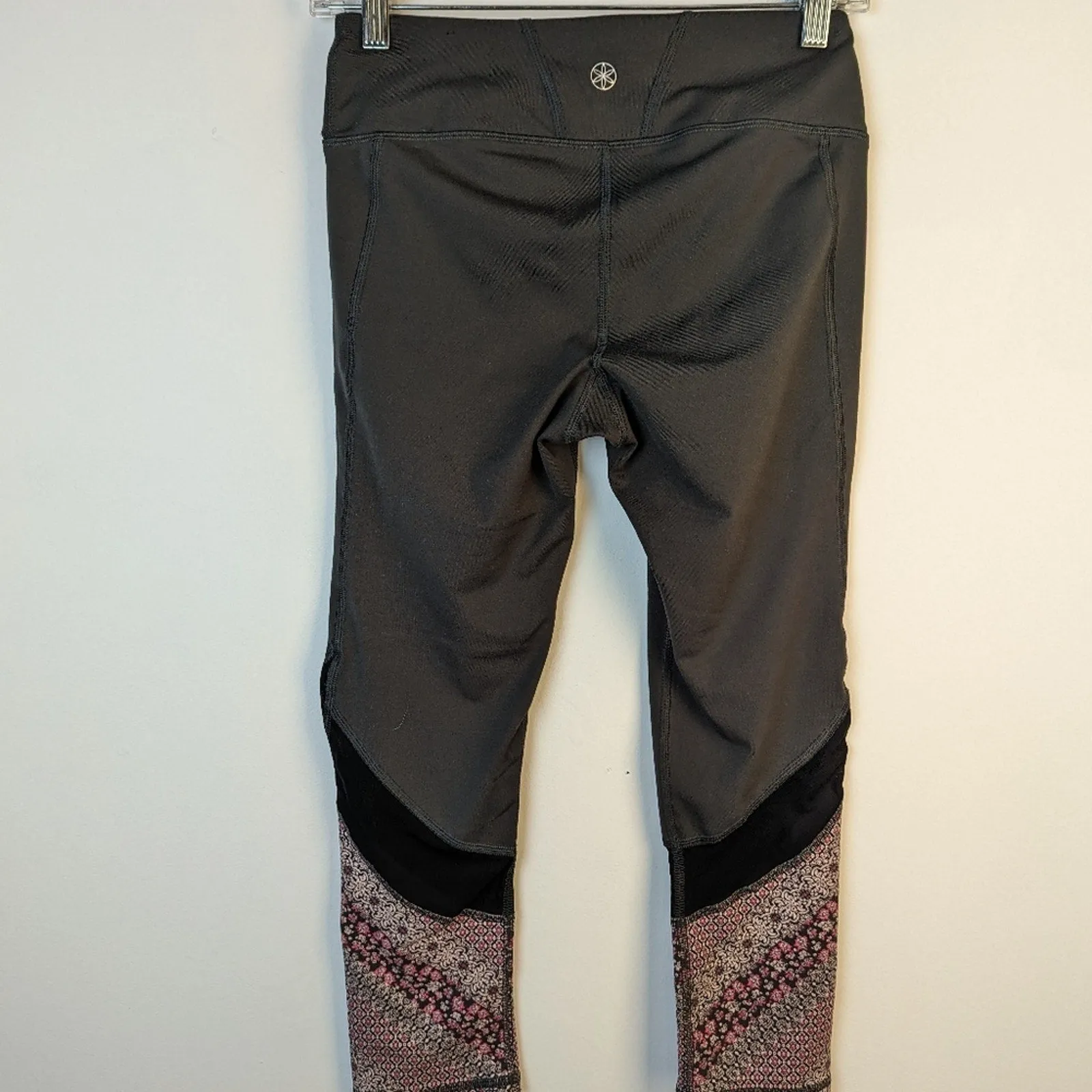 Gaiam Om Mesh Capri Yoga Pants / Small