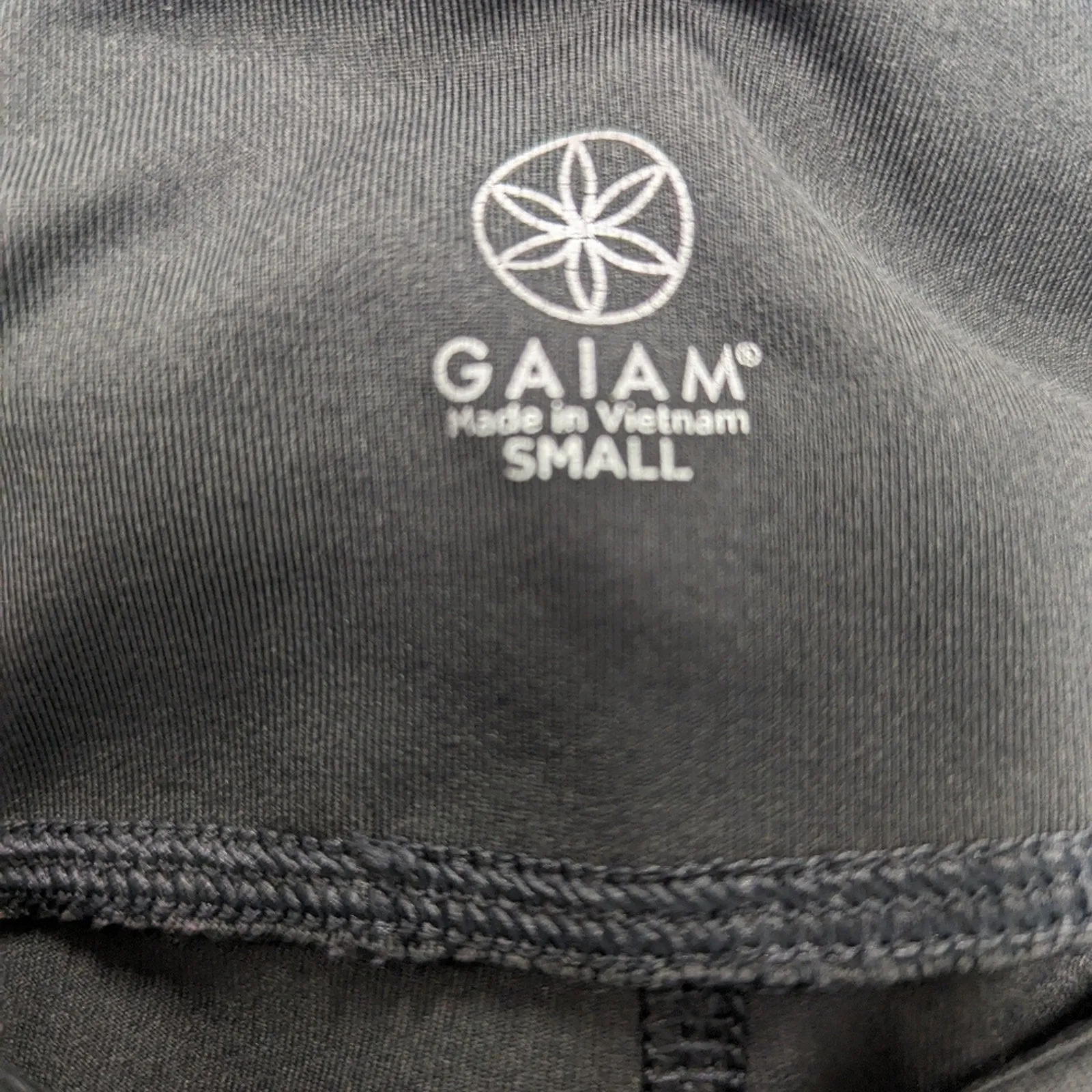 Gaiam Om Mesh Capri Yoga Pants / Small